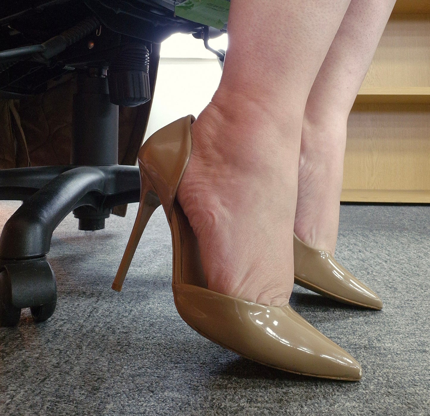 Beige cutaway Heels / Well Worn / UK6