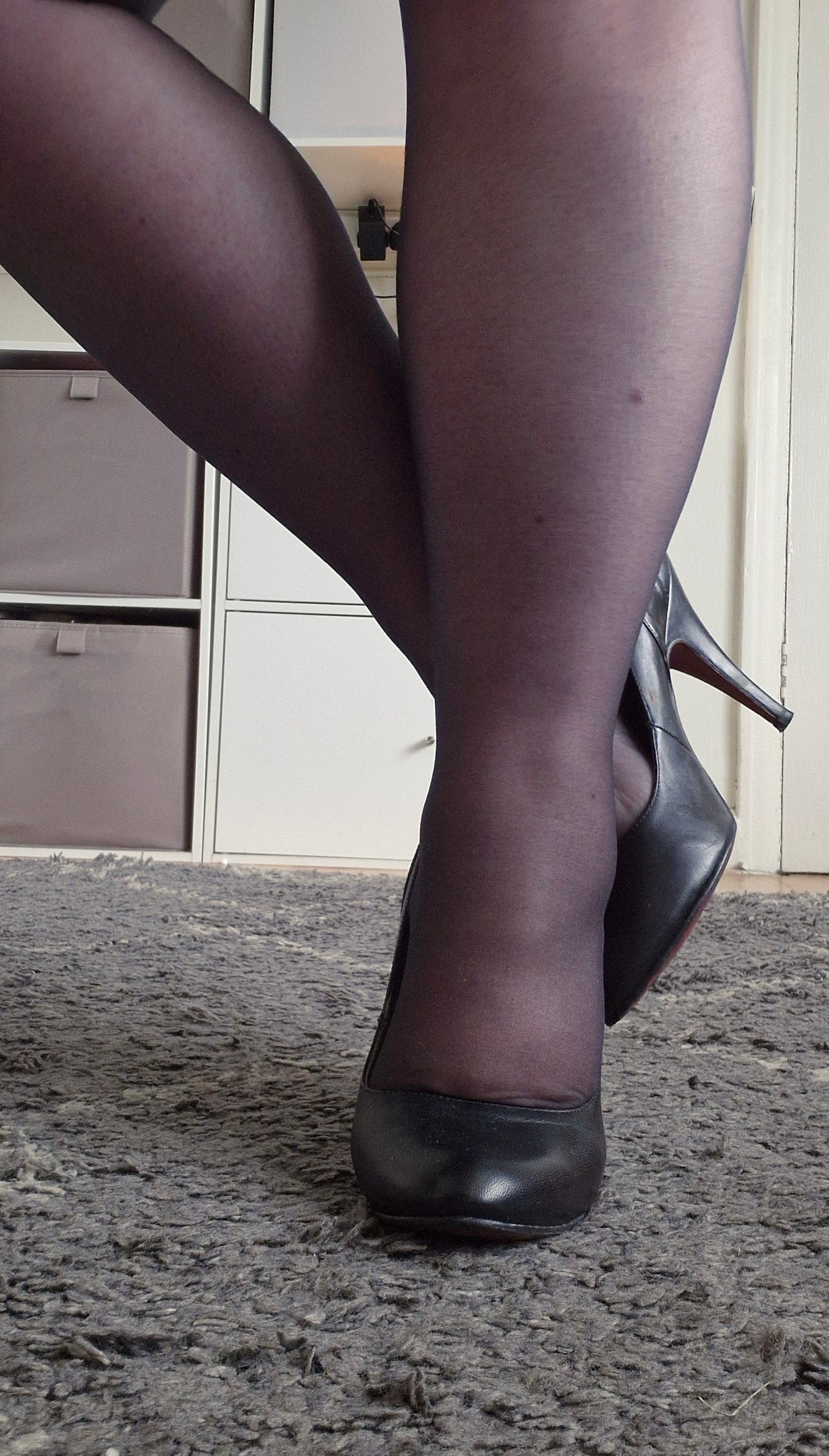 Black pump heel in a well worn condition / UK 6