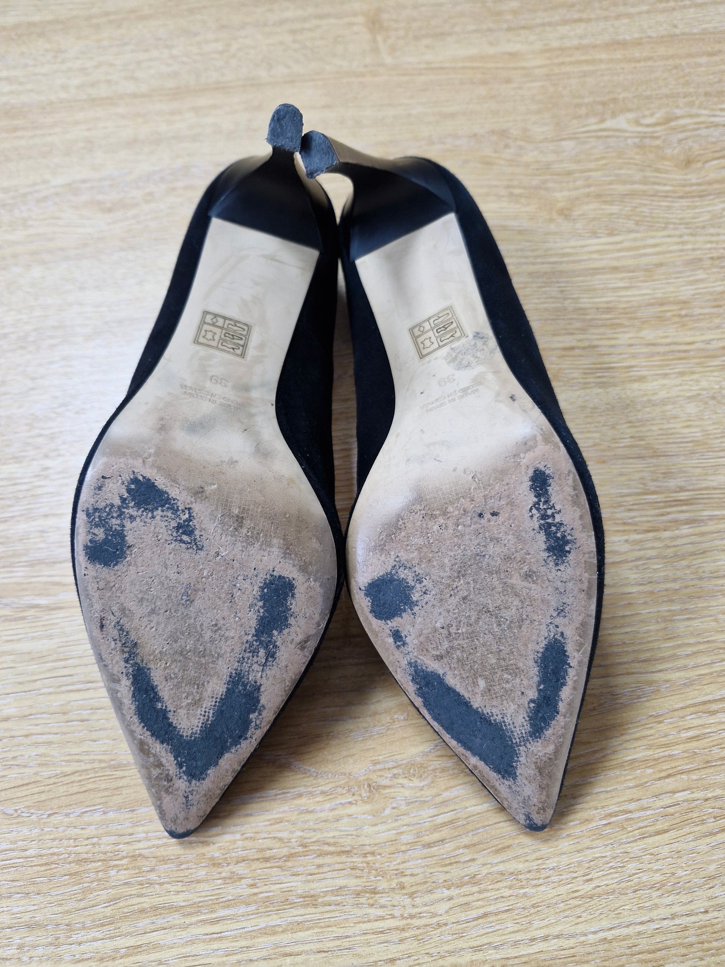 Black well-worn suede Heels / UK6