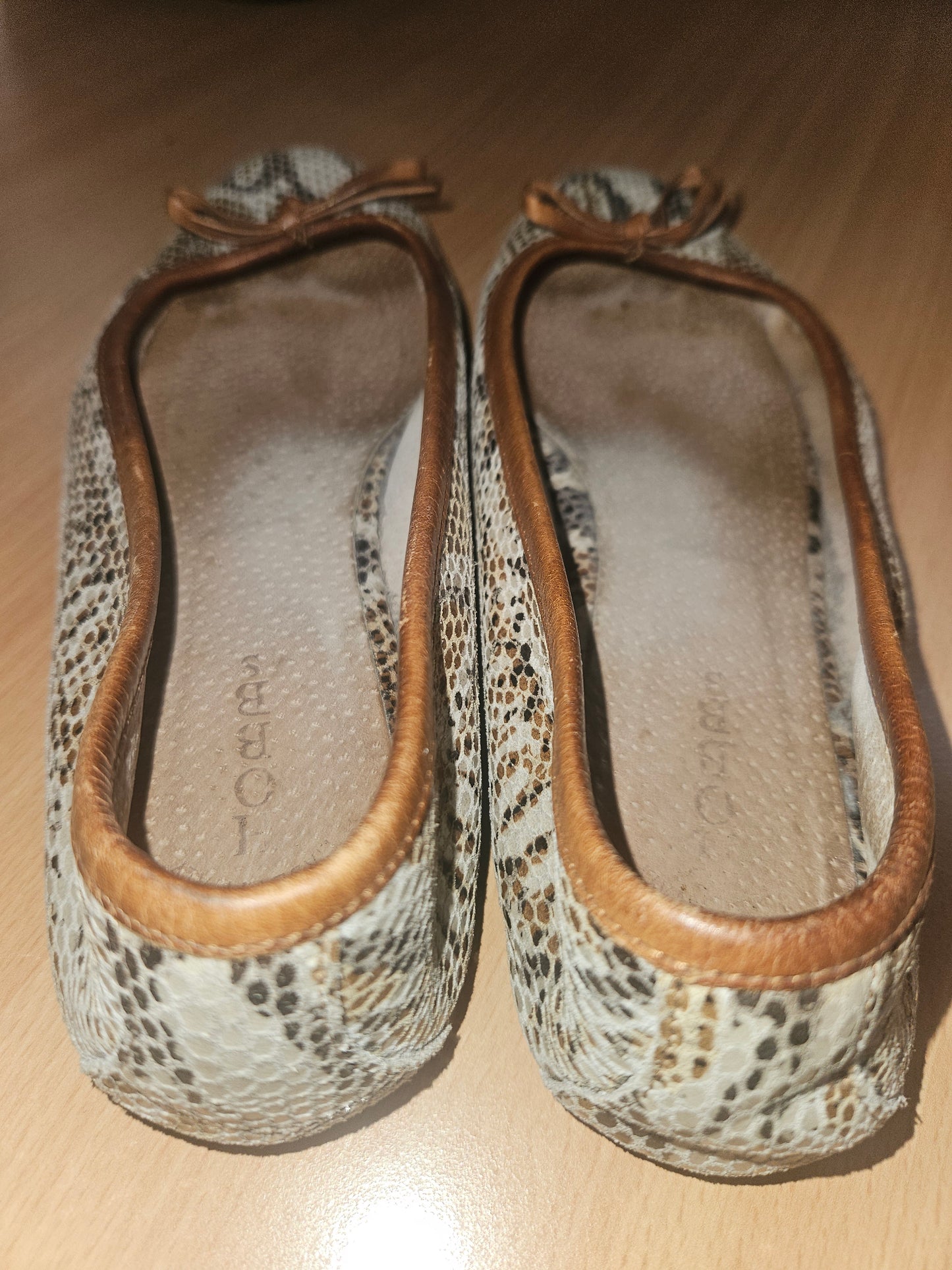 Hobbs Flats UK5, Well Worn with imprints