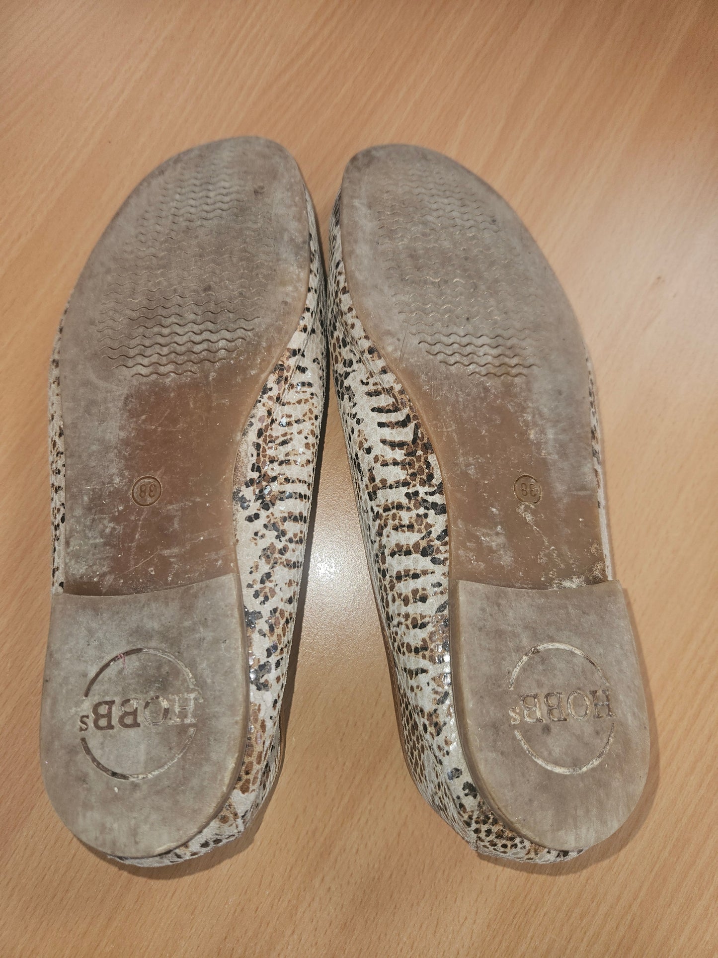 Hobbs Flats UK5, Well Worn with imprints