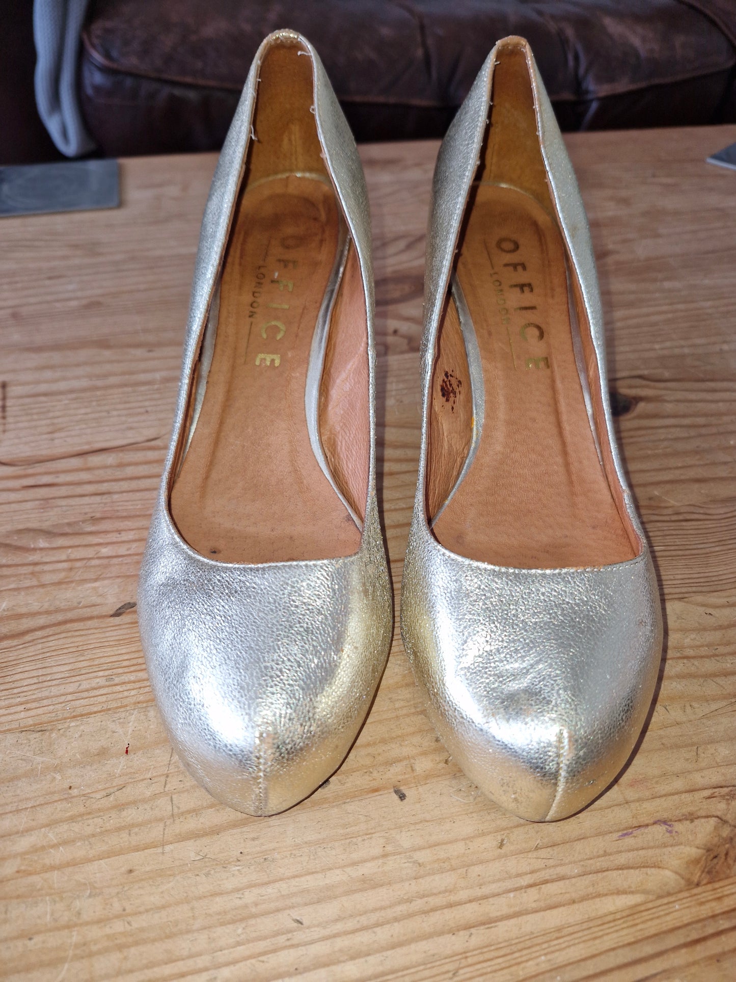 Gold Pump well worn heels / UK6
