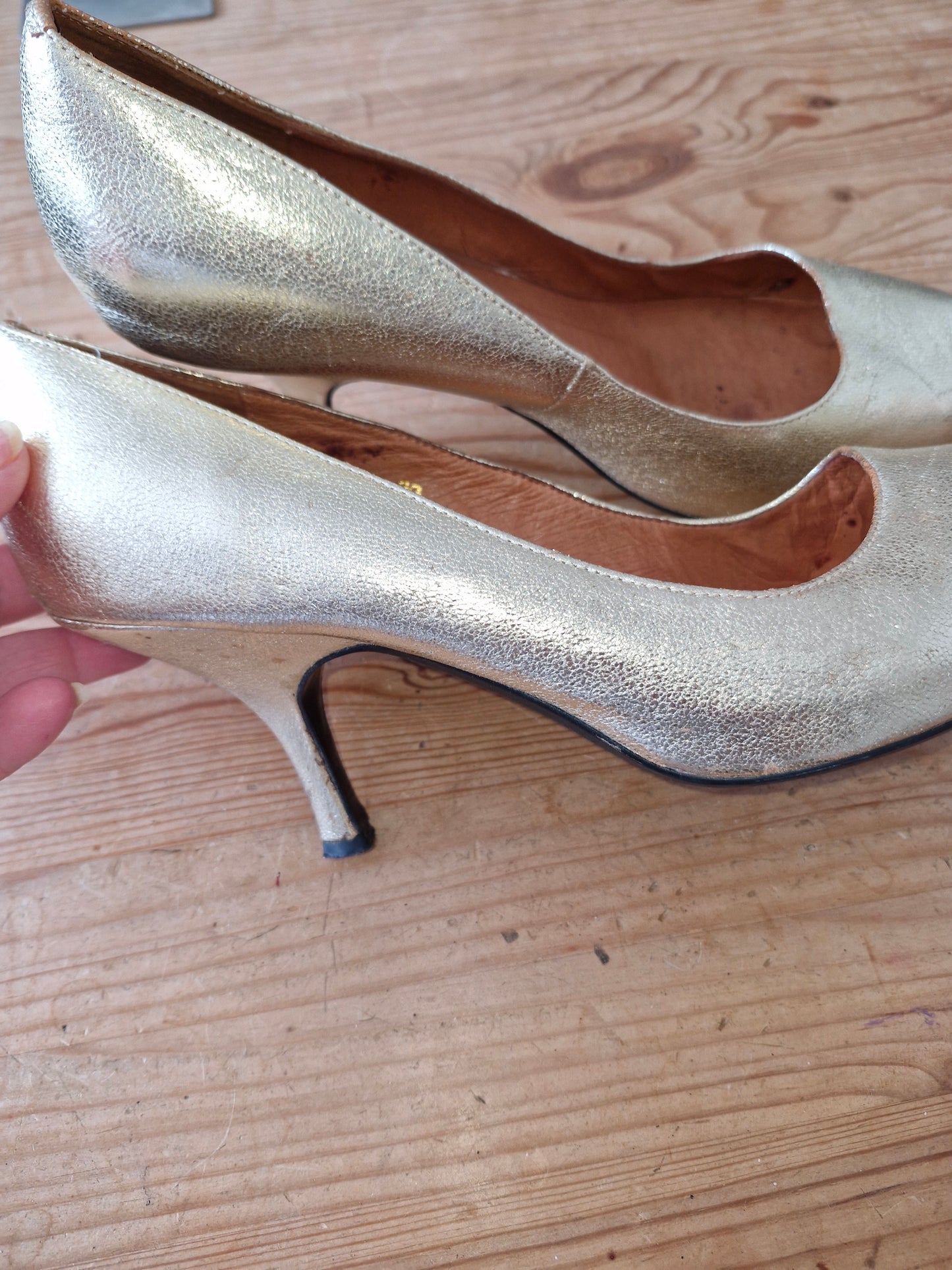 Gold Pump well worn heels / UK6