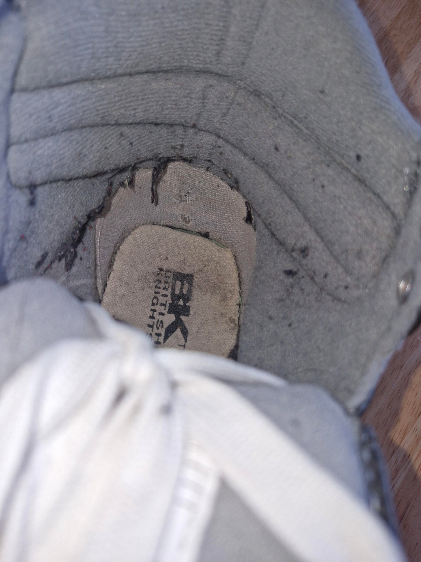 Trainers, 15 years old / Heavily Worn / Medium Scented / UK6