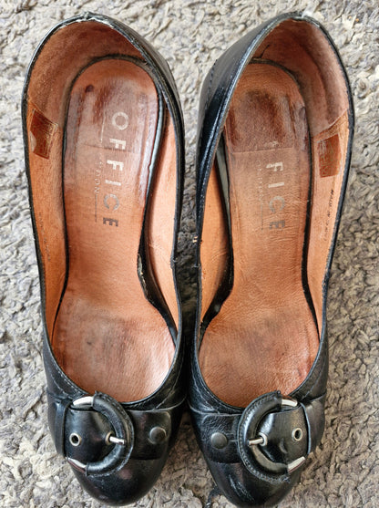 Black, very well worn low heel shoes / UK6 - Strong Scent