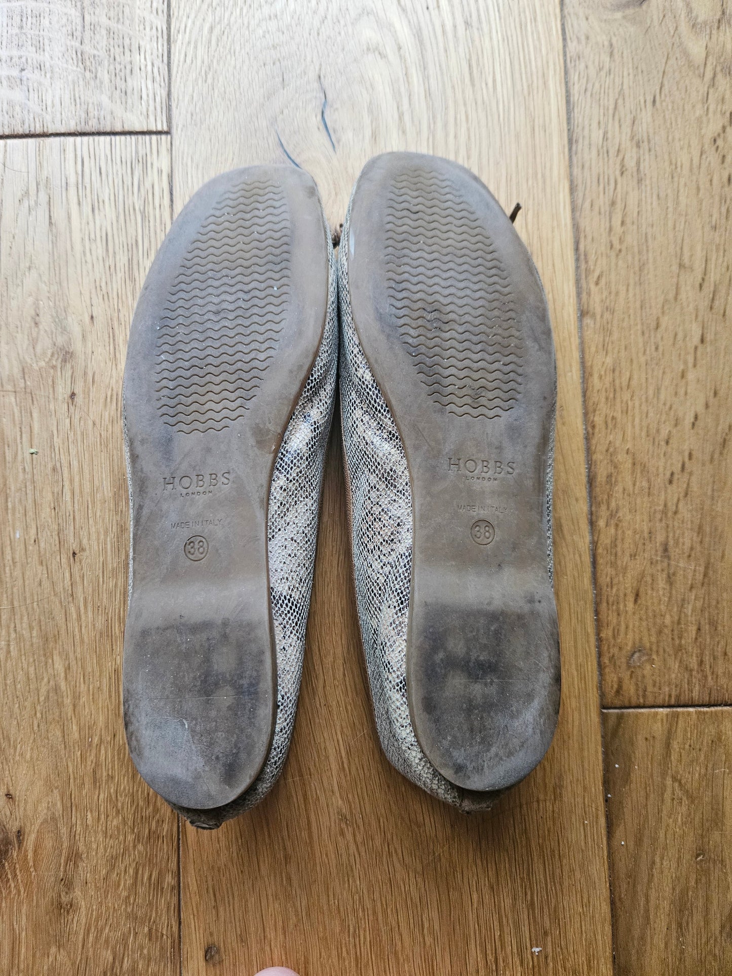 Hobbs Flats UK5, Well Worn with imprints