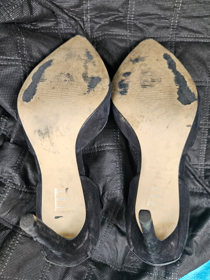 Well Worn Heels / Cutaway design / Office / UK5