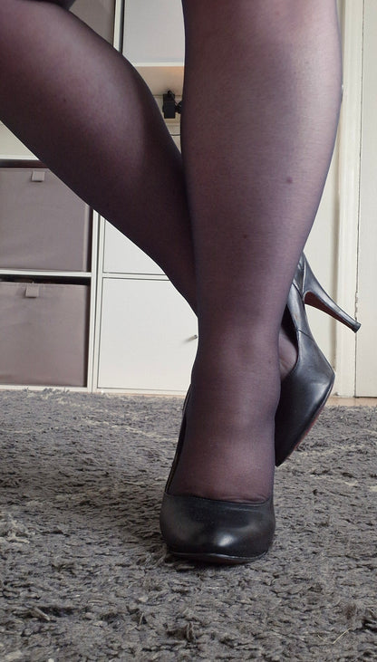 Black pump heel in a well worn condition / UK 6