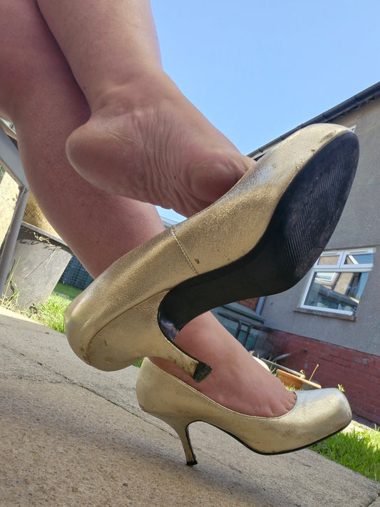 Gold Pump well worn heels / UK6