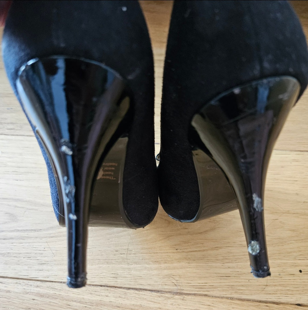 Peep Toe Well Worn Black Heels with Bow / UK5