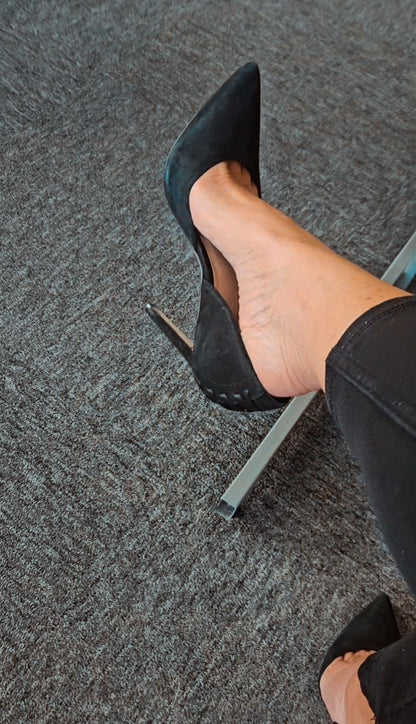 Well Worn Heels / Cutaway design / Office / UK5