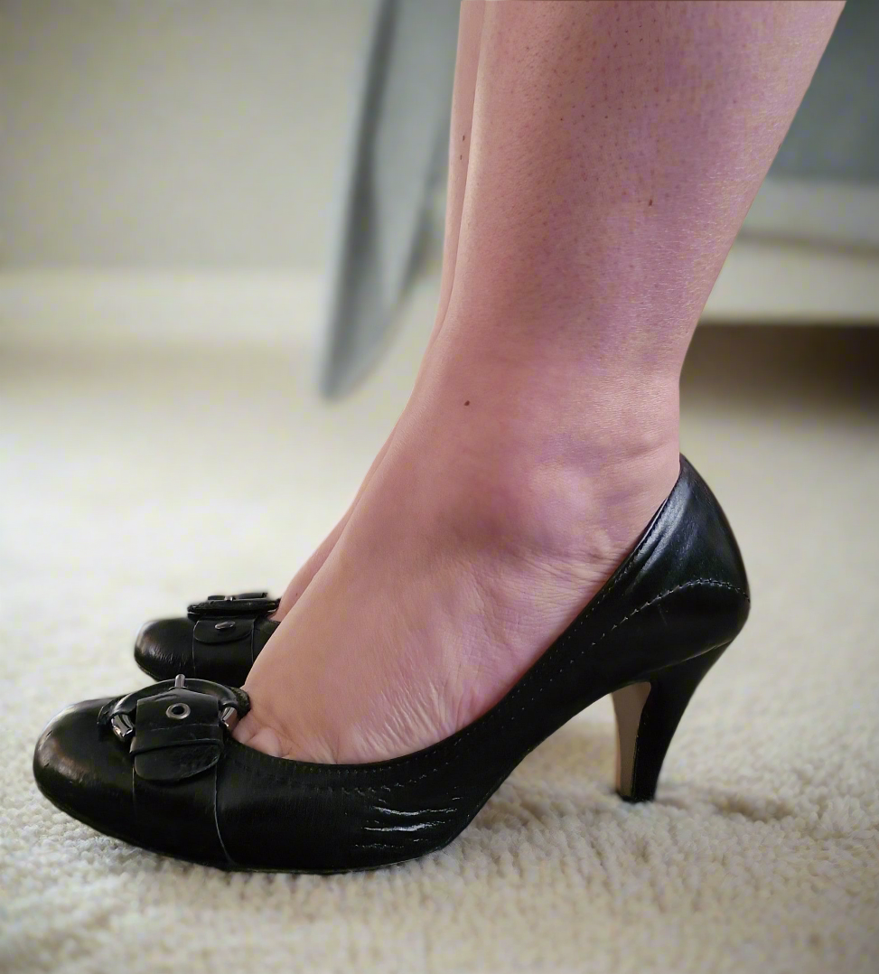 Black, very well worn low heel shoes / UK6 - Strong Scent