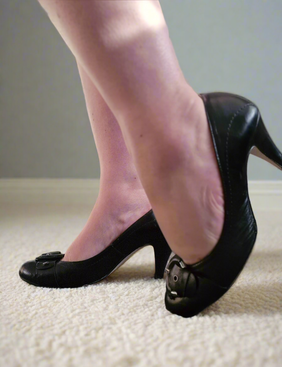 Black, very well worn low heel shoes / UK6 - Strong Scent