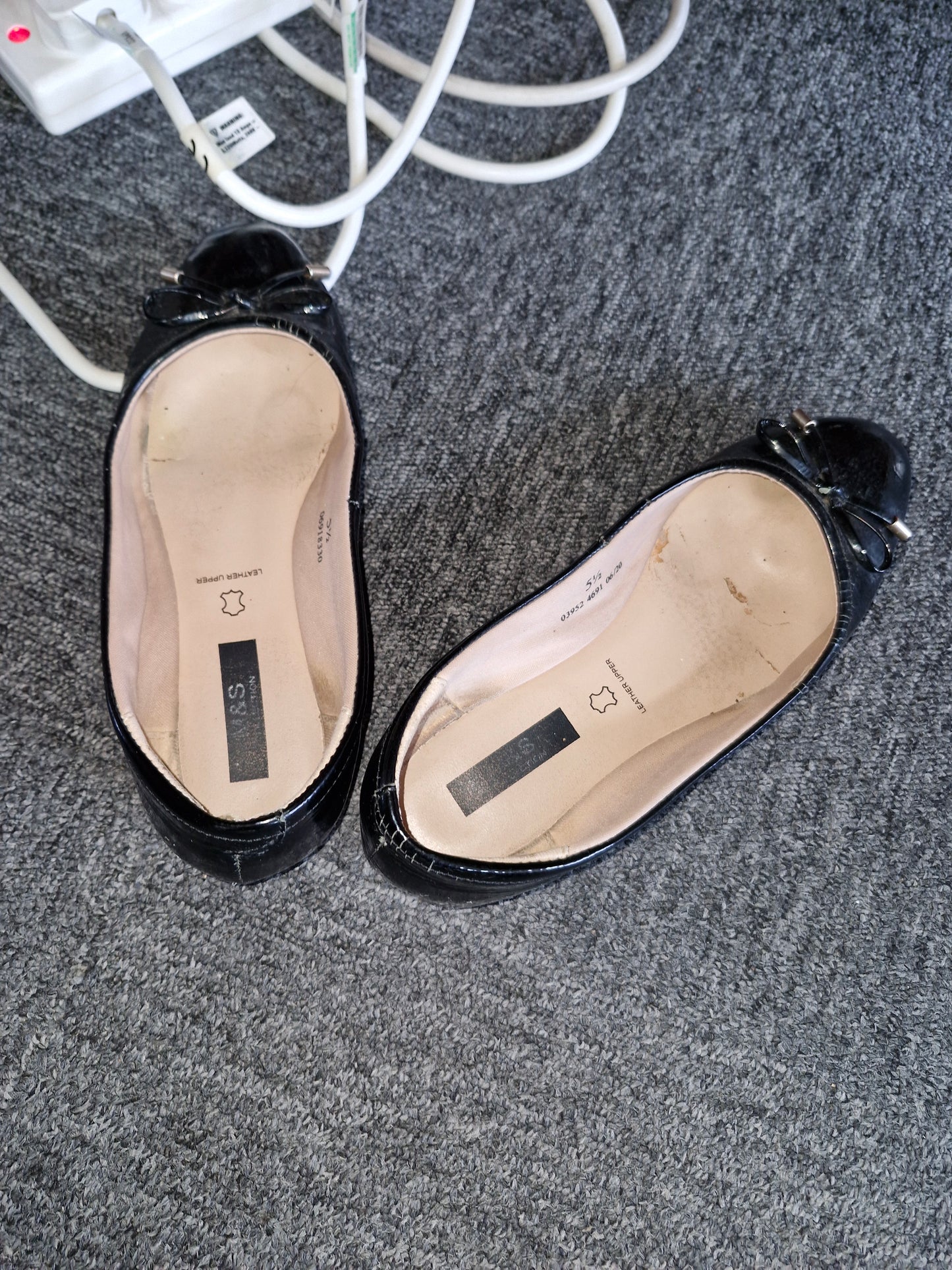 Black well worn flats/ UK6