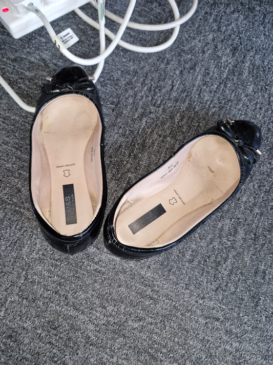 Black well worn flats/ UK6