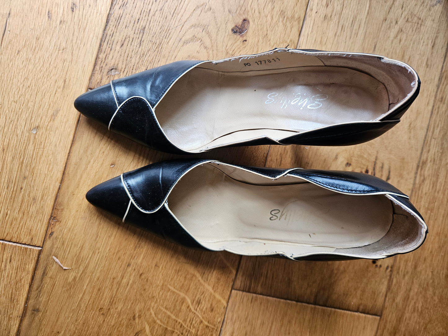 Leather medium heel work shoes UK5