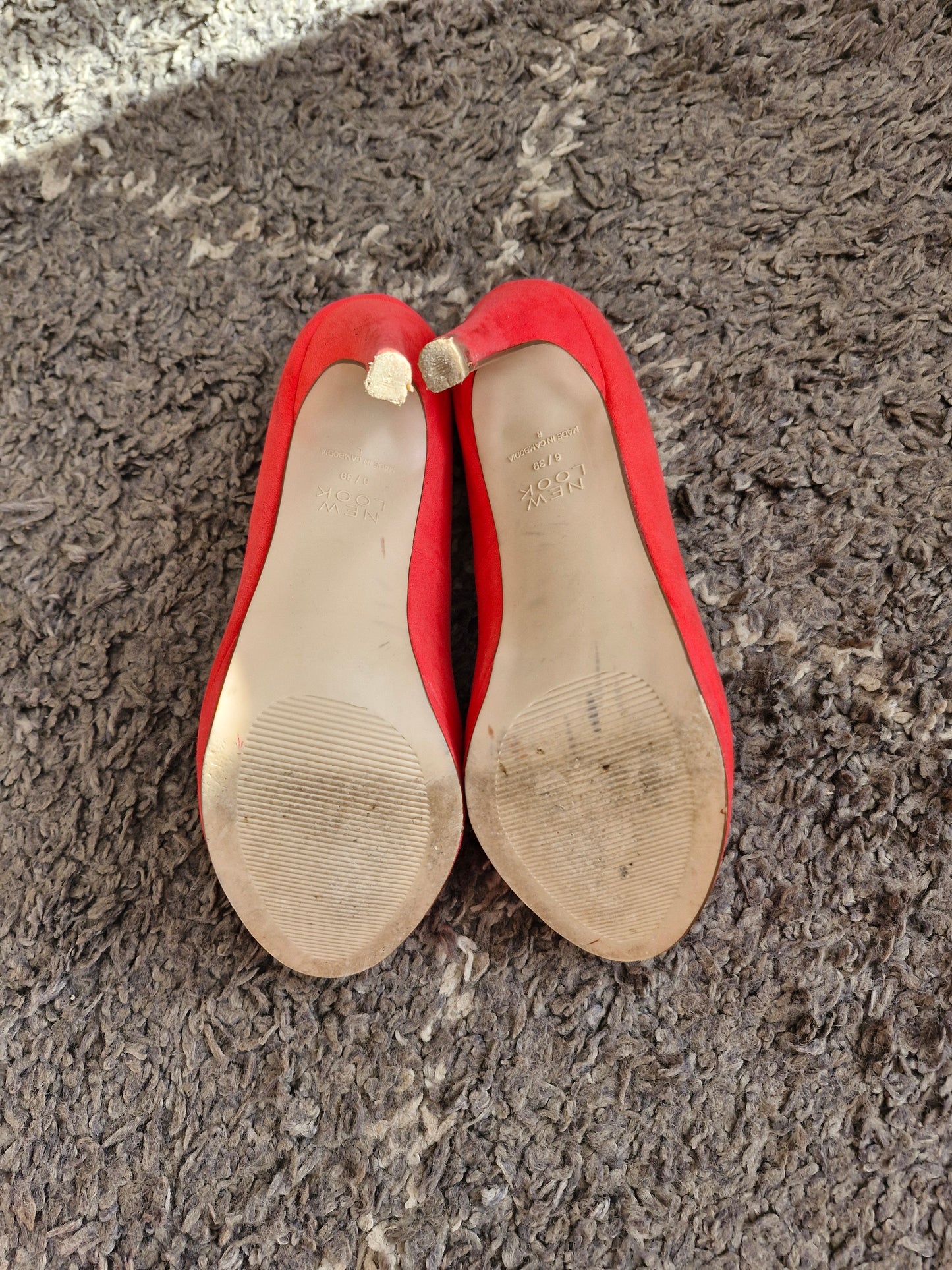 Coral heels in Size UK6 / Well Worn