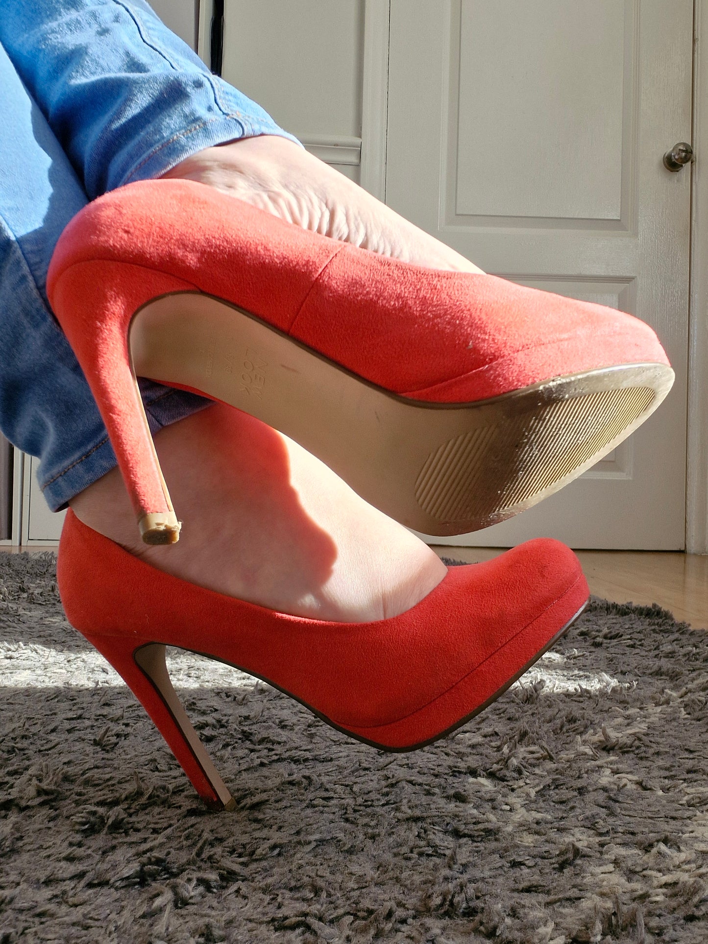 Coral heels in Size UK6 / Well Worn