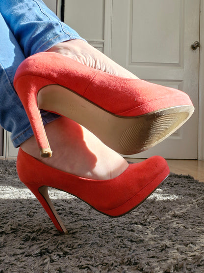 Coral heels in Size UK6 / Well Worn