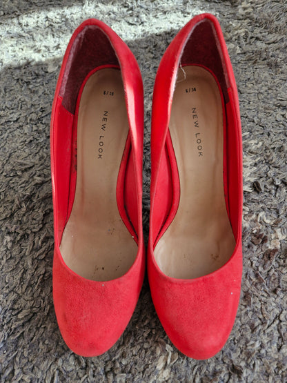 Coral heels in Size UK6 / Well Worn